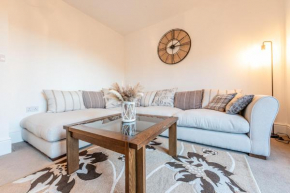 4 bedroom town house- free parking, perfect for families and contractors